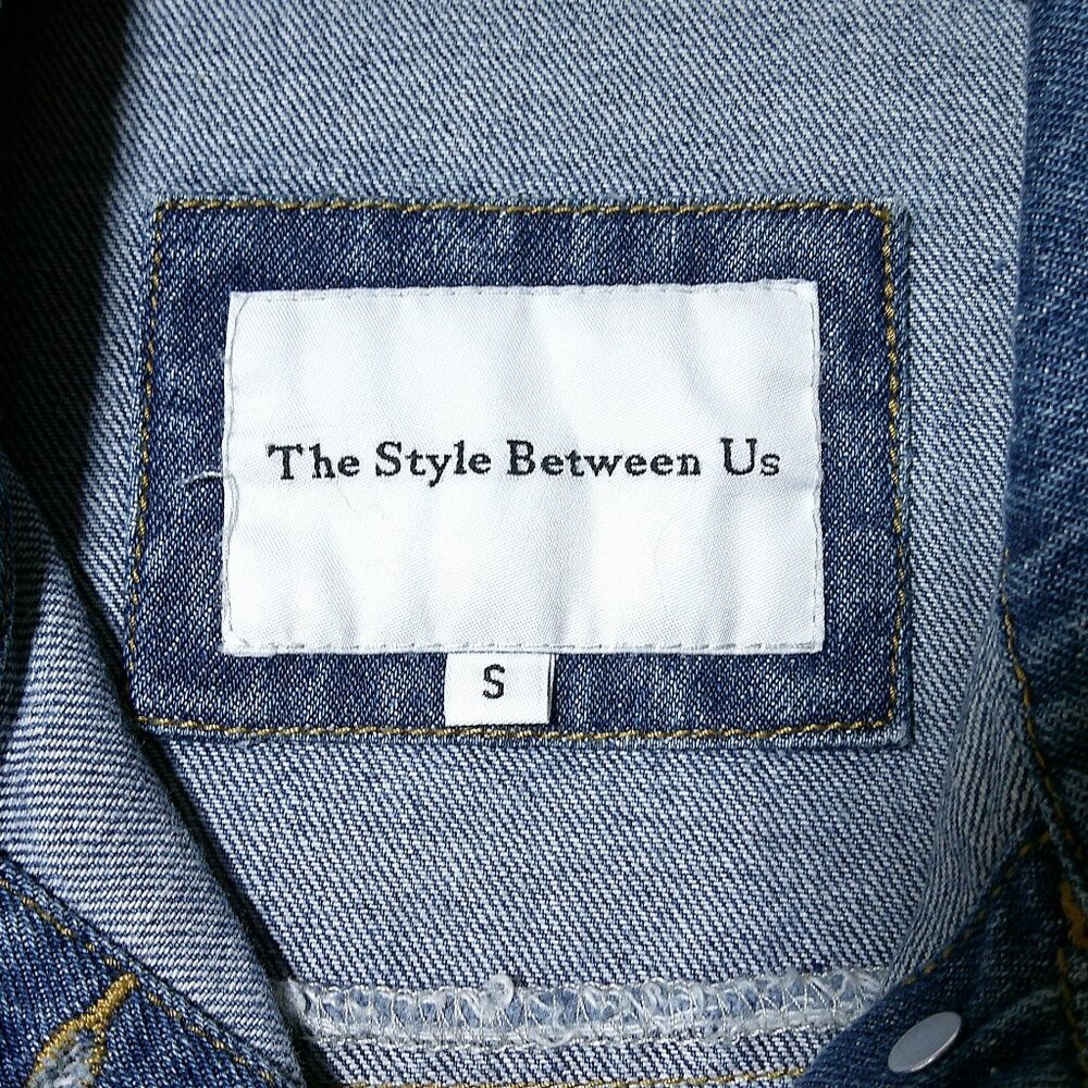 The Style Between Us Distressed Denim Jean Trucker Jacket Women's Size Small - Picture 4 of 6